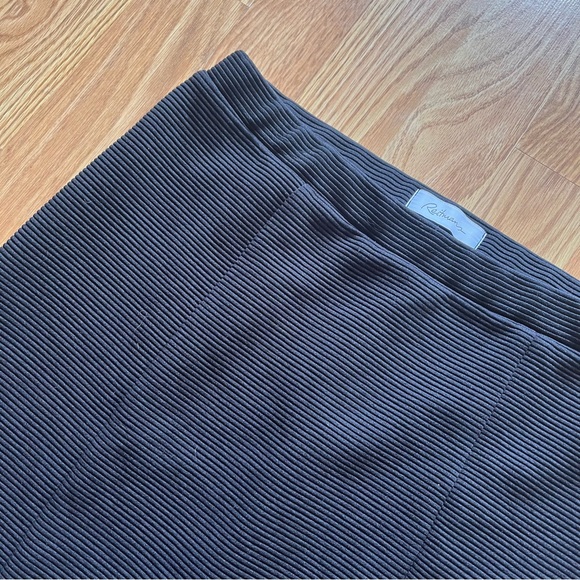Reitman’s - Black Pull On Skirt with Front Slit - Picture 3 of 4